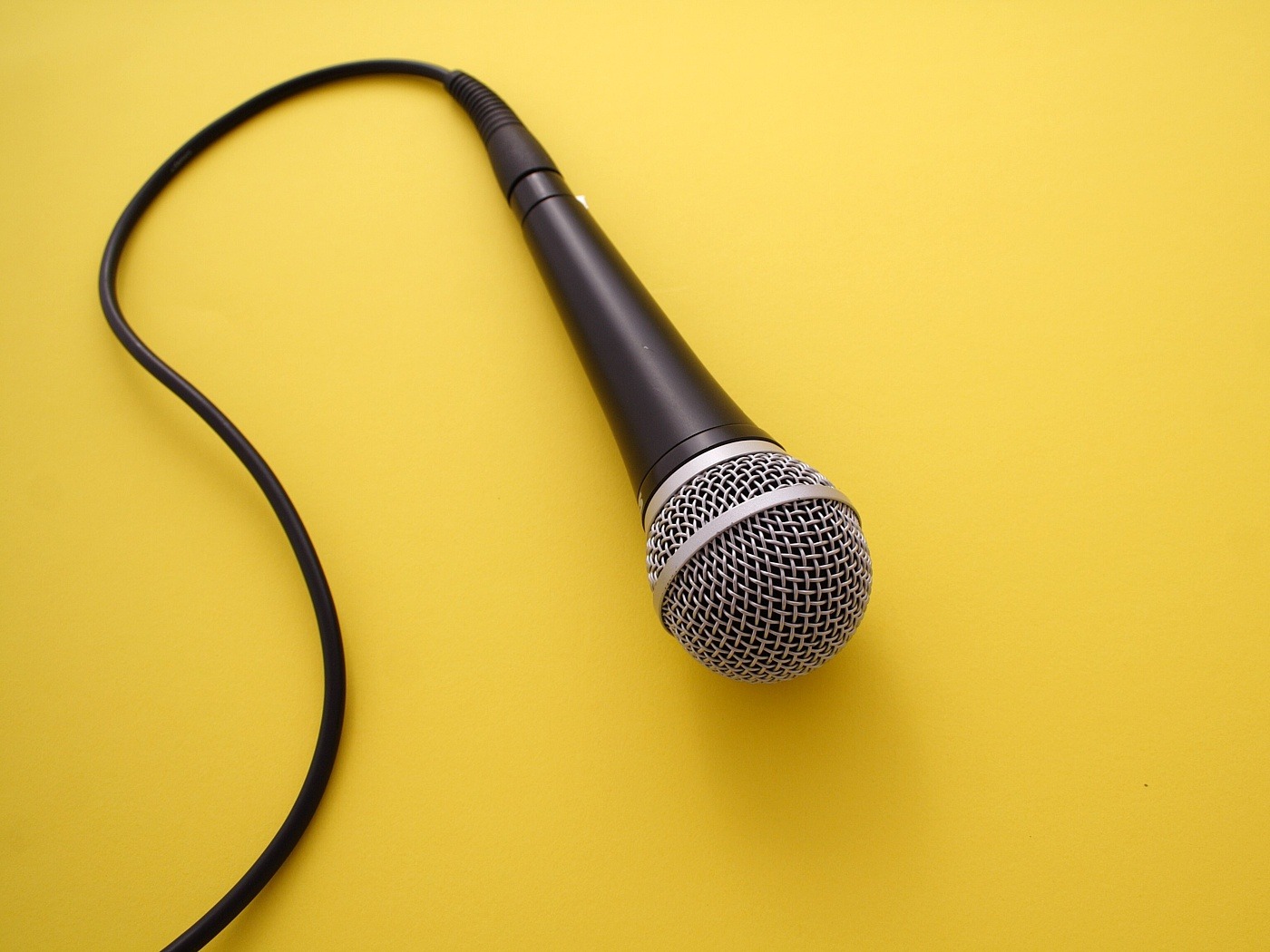Mikrofon auf gelbem Hintergrund