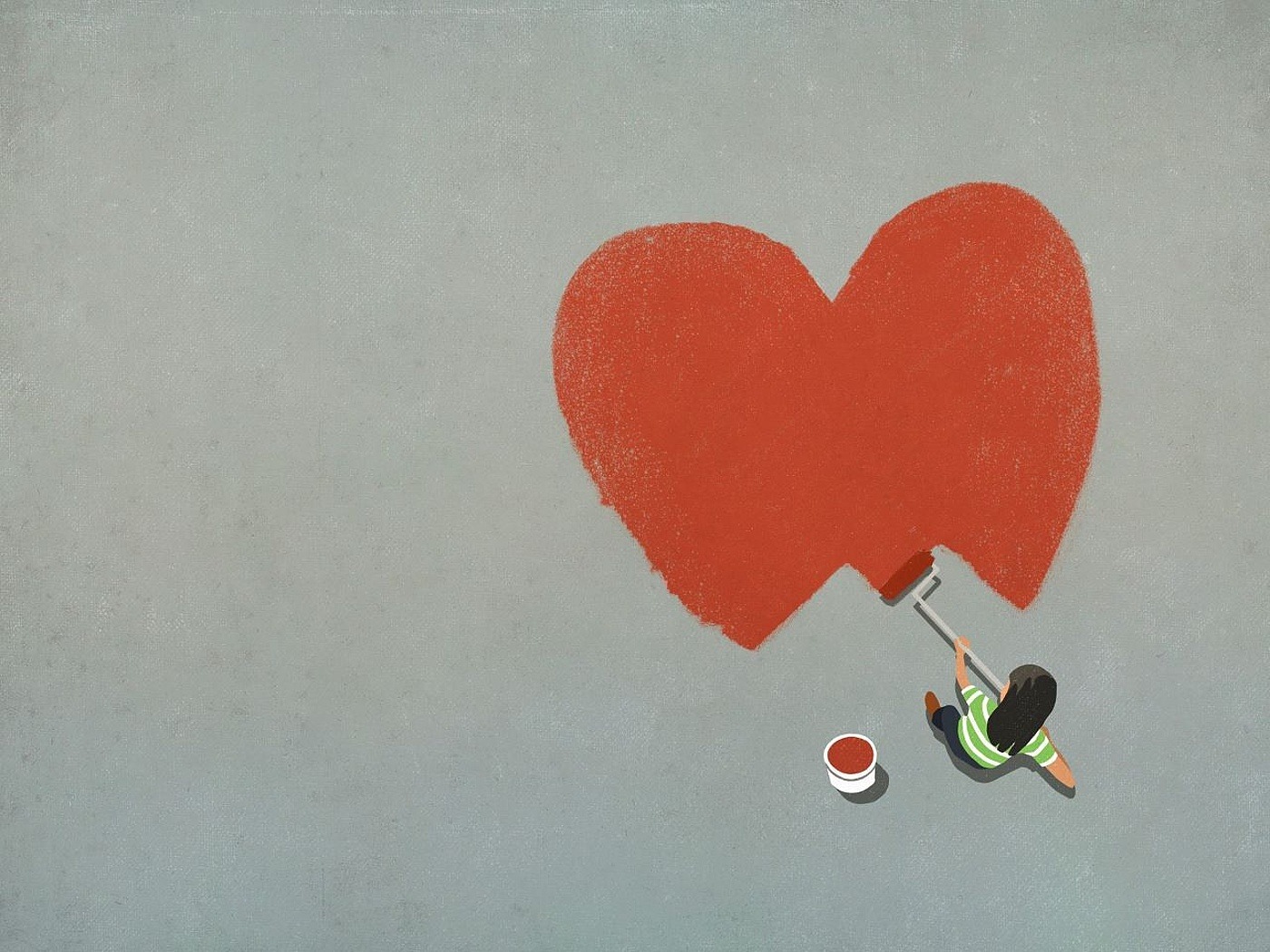 Frau malt mit einem besenartigen Pinsel ein riesiges Rotes Herz auf den grauen Boden