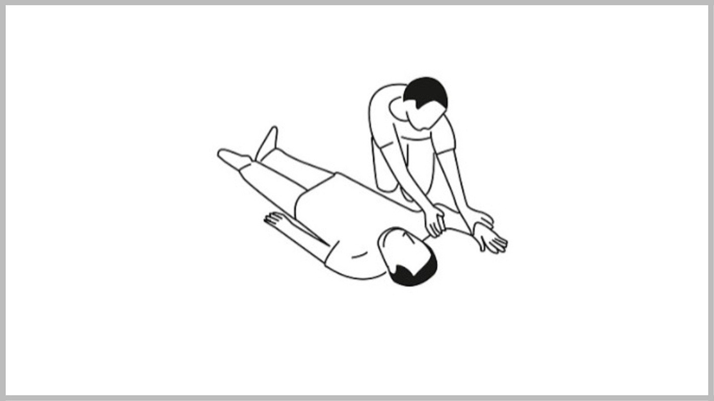 Eine Person liegt flach auf dem Rücken, eine andere legt ihren rechten Arm angewinkelt nach oben zum Kopf.